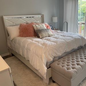 Glamorous Champagne Queen size bedroom set with mattress